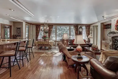 Image de Superbe coin 3Br - Accès ski in / out et 3 ponts!