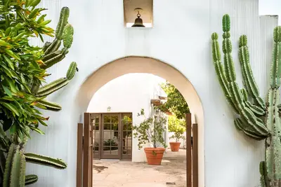 Image de Maison d'hôtes indépendante de style Santa Fe récemment rénovée; chien amical