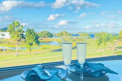 Image de Sapphire Beach Condo | Emplacement de choix | Vue imprenable sur la plage!