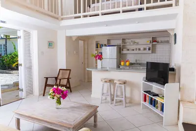 Image de Beachfront Seaside Cottage qui s'étend sur deux étages