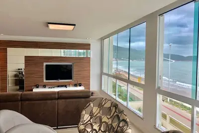 Image de Penthouse de haut standing au bord de l'eau avec piscine et jacuzzi