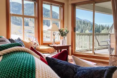 Image de Rénové dernier étage Condo 2Bed-2Bath Ski In \/ Out à côté du télésiège principal