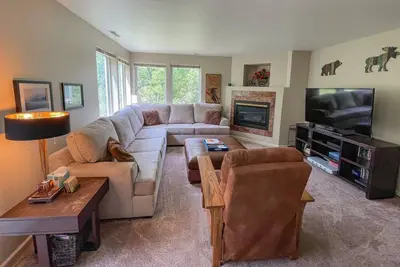 Image de Condo de montagne mis à jour avec terrasse et vue magnifique - près du ski / Eagle River!