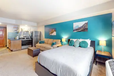 Image de Studio lumineux et coloré avec une vue imprenable sur la montagne!