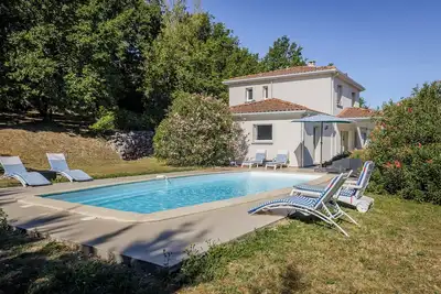 Image de Maison moderne dans le sud de la France avec sa propre piscine privée