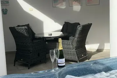 Image de Villa dans un endroit prestigieux avec bain à remous de luxe pour 5 personnes et deux terrasses ensoleillées