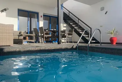 Image de Villa avec piscine privée chauffée, Wi-fi Air conditionné disponible dans les chambres. Satelli