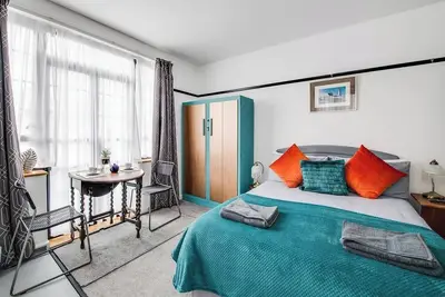 Fun Art Deco Studio in Central Location