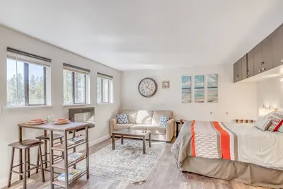 Image de Condo Sunriver au rez-de-chaussée, confortable, avec foyer encastré, accès à la piscine!