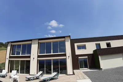 Image de Grand appartement dans maison contemporaine avec vue panoramique au calme.