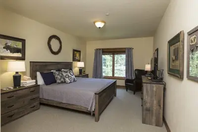 Pines 180b est une chambre joliment aménagée au-dessus d’un hôtel de style standard.