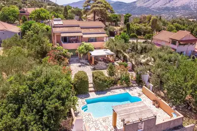 Superbe villa avec piscine privée dans un endroit magnifique au-dessus de la baie de Myrtos
