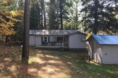 Image de Jolie cabane près du lac Side