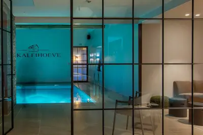 Image de Villa confortable avec piscine intérieure et sauna infrarouge.