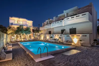 Image de Chambre supérieure spacieuse avec vue sur la piscine