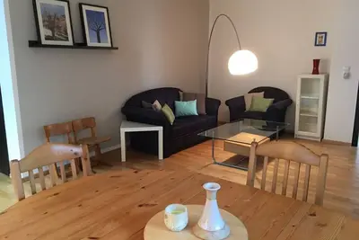 Image de appartement spacieux avec vue sur la terrasse verte et privée