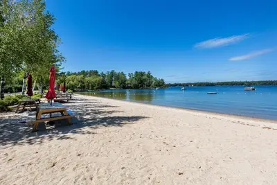 Image de Nouvelle Construction - Maison De Campagne Moderne sur le lac Sebago avec une grande plage de sable sur la baie Jordan