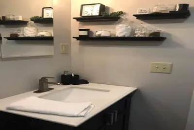 Image de Modern 4 Bedroom 2 Bath Sleeps 10 Newly Renovated Whole House Rental