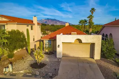 Image de Magnifique résidence privée fermée avec une vue imprenable sur la montagne (golf / vélo / randonnée / détente)