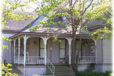 Image de Cottage historique avec étang d'arrière-cour