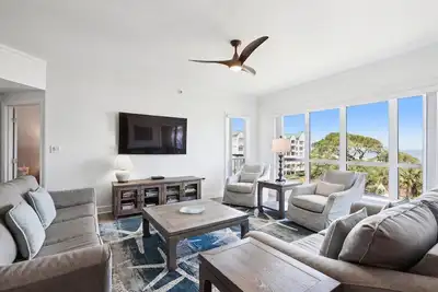 Image de 3408 Windsor Ct South ~ Vues panoramiques sur l'océan dans une villa rénovée!