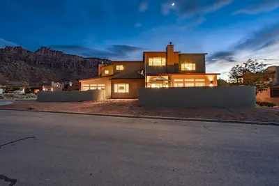 Image de New Luxury Contemporary 3 Bedroom 3. 5 bath all Suite home