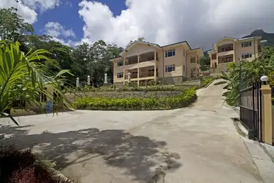 Image de Une résidence d'appartements de luxe offrant de belles vues à Mahé.