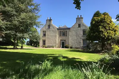 Image de Belle maison familiale située dans un jardin spectaculaire