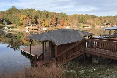 Image de Une belle maison au bord du lac vous attend! ! !