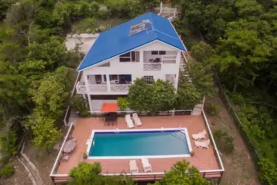 Image de Summer Breeze - Villa avec 4 chambres et 4 salles de bains avec piscine