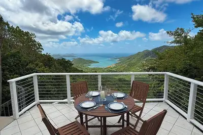 Image de Aria - Venez séjourner dans votre propre retraite privée au sommet d'une montagne avec piscine, bain à remous, climatisation!