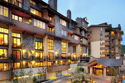 Image de Heart of Lionshead, Condo moderne | Point de repère 517