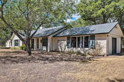 Image de Nouveau! Austin Area Home avec grand jardin et terrasse privés