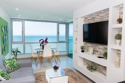 Image de 1br moderne | WiFi | Vues de l'océan à couper le souffle par Huespedia