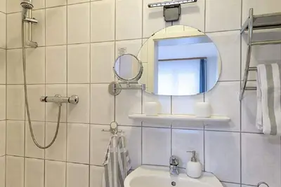 Image de Chambre double avec douche et toilettes, lit supplémentaire - Ferienweingut Monzel