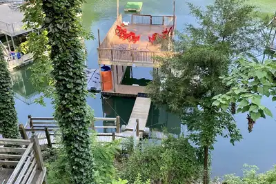 Image de 9 Bd, 5 ½ Ba, bain à remous, 2 Stry Dock avec toboggan, 2 stations de ski nautique, puits de feu, pour 24 personnes