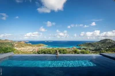 Image de Entrez dans un monde de magie avec une architecture créole, un jardin tropical et de magnifiques couchers de soleil