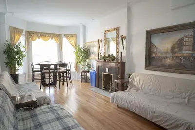 Image de Stone Mansion Sleeps 10-20 Parking gratuit près du lac, de la ligne rouge et de Wrigley