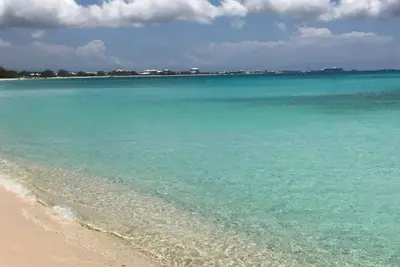 Image de Spectaculaire 2 chambres / 2 salles de bain Seven Mile Beach Condo.