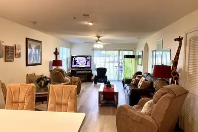 Image de Girafe de 6 pieds, fauteuil de massage, cascade de bulles d'eau et fauteuils inclinables électriques