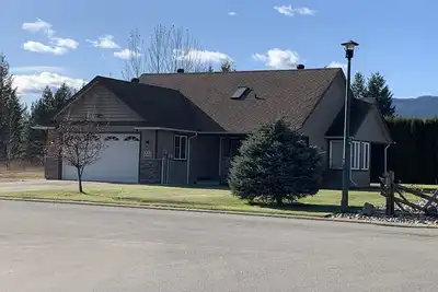 Image de Cette belle maison de style éleveur située près du majestueux parc Well Grey.