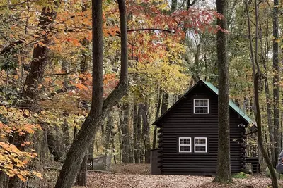 Image de Cabane en rondins récemment rénovée près de DeSoto State Park & Historic Downtown Mentone