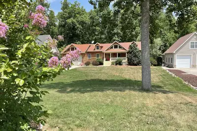 Image de Droit sur le lac, près de la rampe de bateau / piscine, 5 chambres au bord du lac