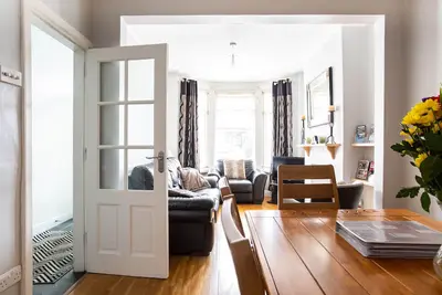 Image de Maison mitoyenne victorienne rénovée au centre-ville de Belfast.