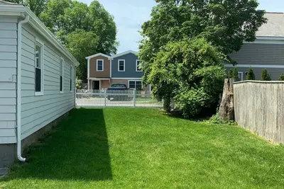 Image de Emplacement! Maison récemment rénovée à distance de marche de la plage et du centre-ville!
