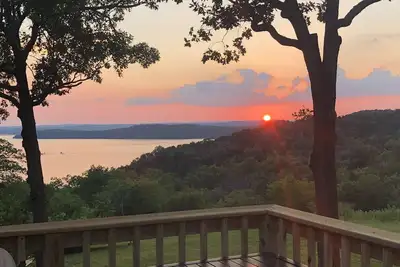 Image de Sunset View Cabin - Lake Norfork avec grande terrasse et cour au bord du lac