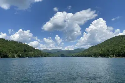 Image de Cabine moderne à distance de marche du lac Nantahala