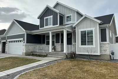 Image de Beautiful new residential Lindon home with lots of space for all of your family!