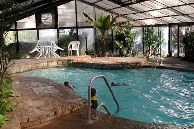 Image de Resort Mountain Resort Condo à l'intérieur de la piscine et du bain à remous Helen Ga Cabin