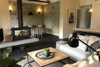 Image de Luxueuse maison en pierre c1880 récemment rénovée à Stirling avec terrasse